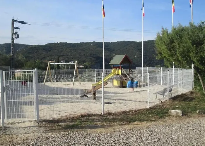 Camping 3 Etoiles - Piscine - Ccbfgbf Collias